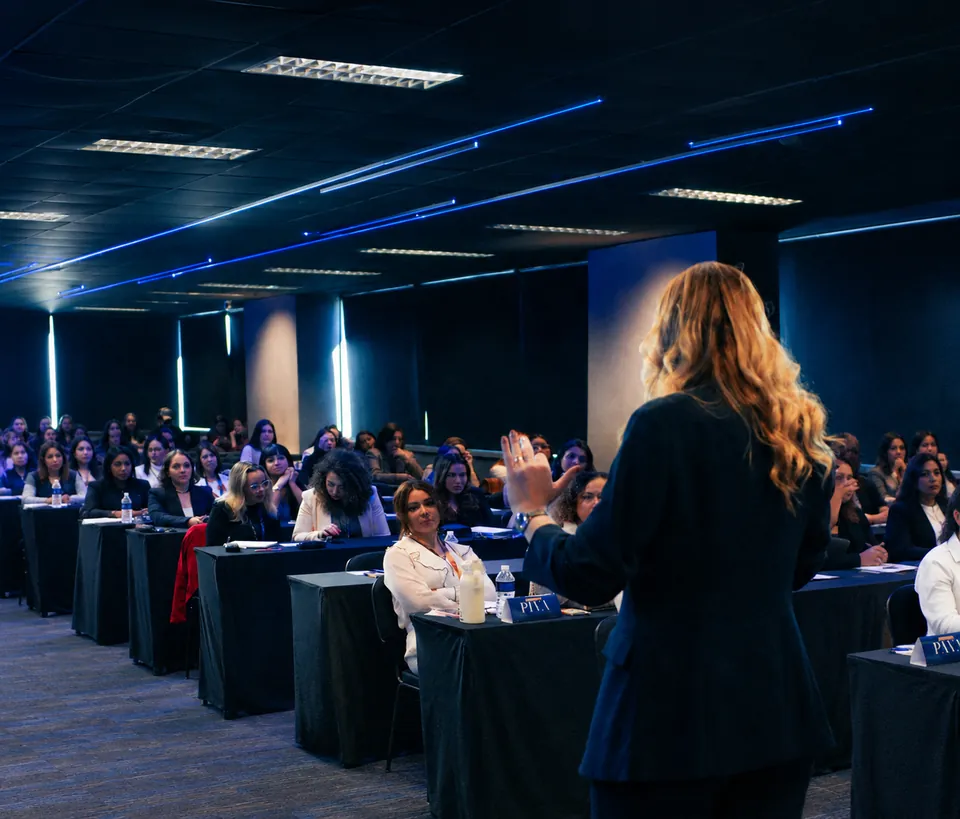 Nathalia conduzindo a turma da Imersão PIVA presencial
